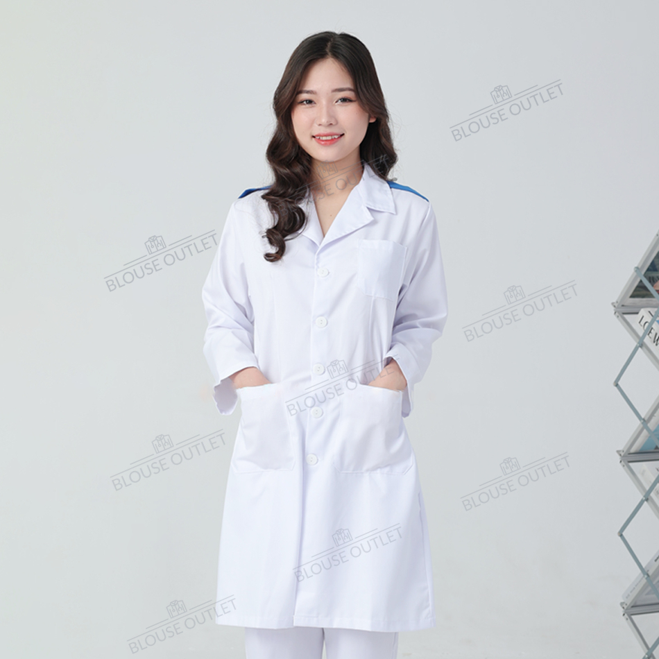 Áo blouse trắng dáng dài có cầu vai xanh cho bác sĩ, dược sĩ thực tập - áo blue trắng thực tập sinh