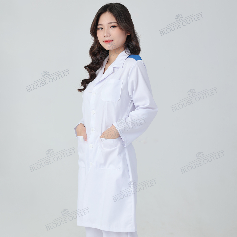 Áo blouse trắng dáng dài có cầu vai xanh cho bác sĩ, dược sĩ thực tập - áo blue trắng thực tập sinh