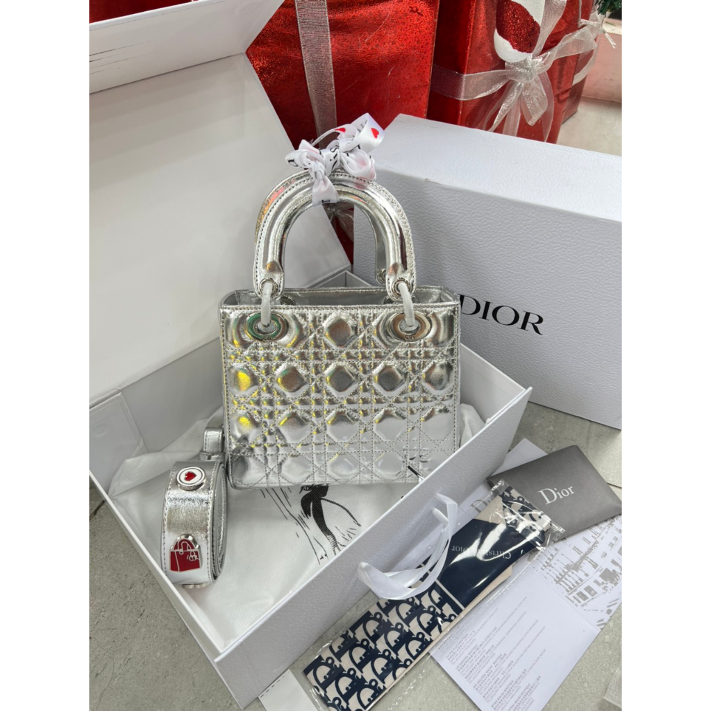 TÚI CD LADY DA BÓNG MÀU BẠC SZ20