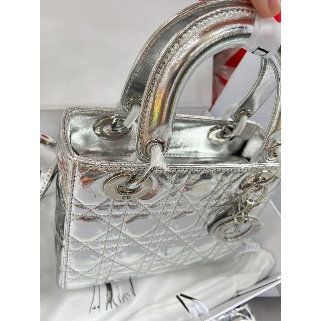 TÚI CD LADY DA BÓNG MÀU BẠC SZ20
