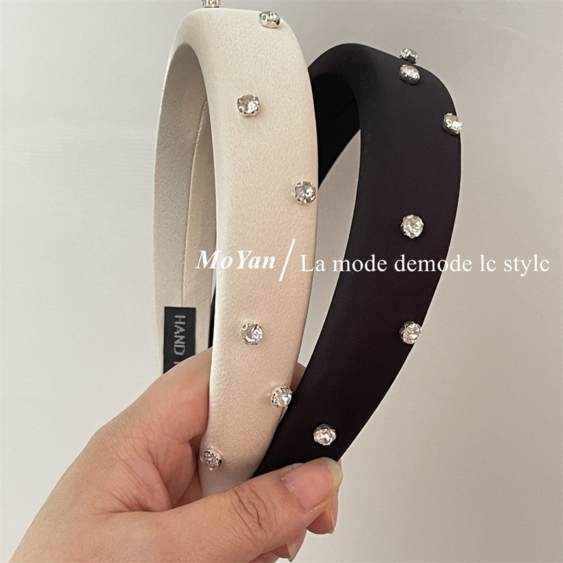 Bờm tóc charm đá khí chất