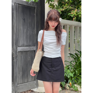 [Hoả tốc HCM] Áo thun nữ bẹt vai tay ngắn nhún eo form ôm tôn dáng Chiki Top - Sibling House