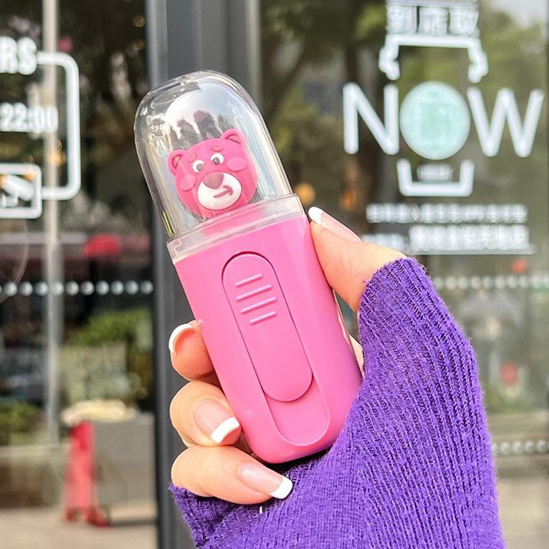 Máy phun sương mini nhỏ gọn tiện lợi hình gấu dâu lotso cực kì đáng yêu