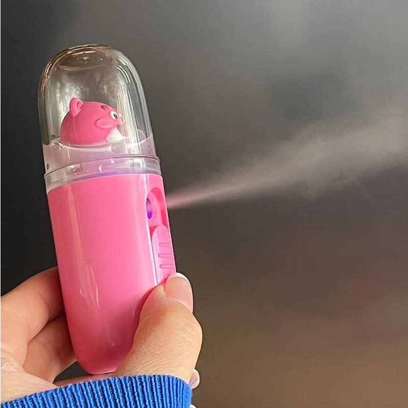 Máy phun sương mini nhỏ gọn tiện lợi hình gấu dâu lotso cực kì đáng yêu