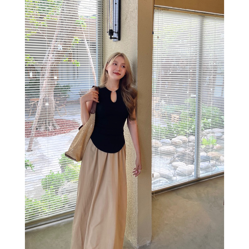 SET CHÂN VÁY MIDI NUDE  ÁO ĐEN XẺ NGỰC