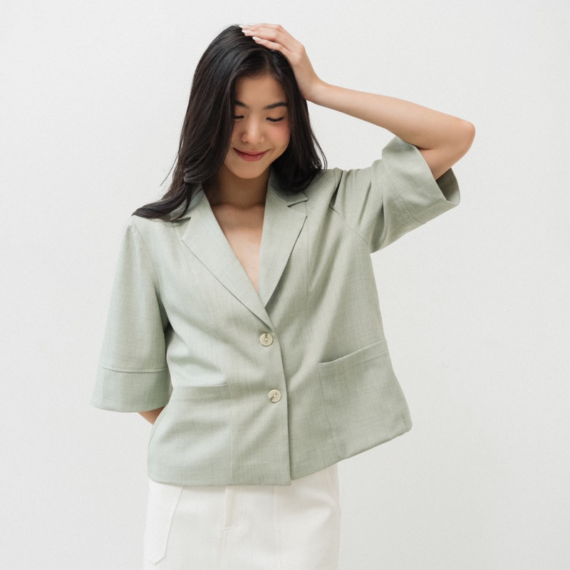 Blazer tay lở form suông chiết eo cùng túi đắp hở tạo kiểu dáng trẻ trung, năng động