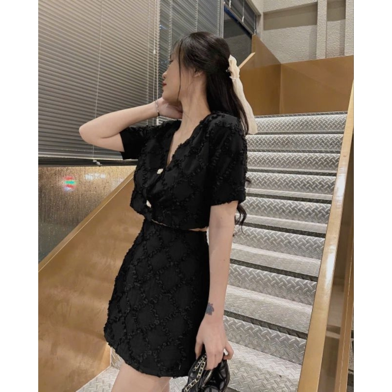 SET ÁO NỮ CROPTOP REN HOA CỔ V + CHÂN VÁY