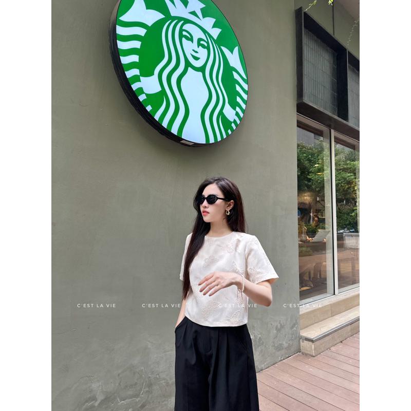 Set gấm hàn cổ tròn cùng chân váy xẻ gấu C'est la vie