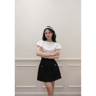 Áo sơ mi trắng cổ yếm hoa by La Moneta