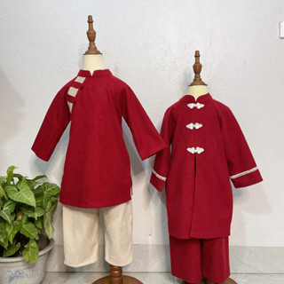 Áo dài cách tân cho bé chất liệu nhung tăm, màu đỏ đô kết hợp khuy tàu