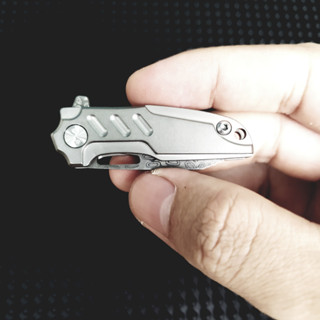 Móc khóa dao mini EDC cán Titanium lưỡi thép lớp vân Damacus