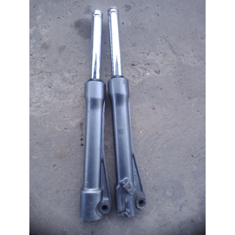 Cặp phuột trước ya sirius đùm,loại tốt ,rã xe,nguyên xi,có trầy và bông sơn.