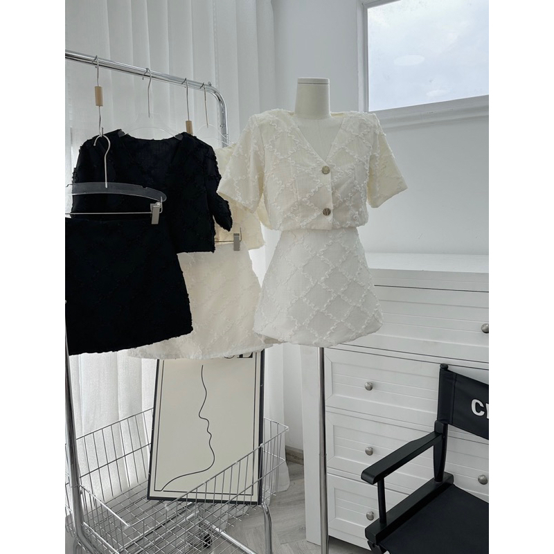 SET ÁO CROPTOP NÚT CỔ V + CHÂN VÁY REN NỔI HỒNG ĐEN KEM