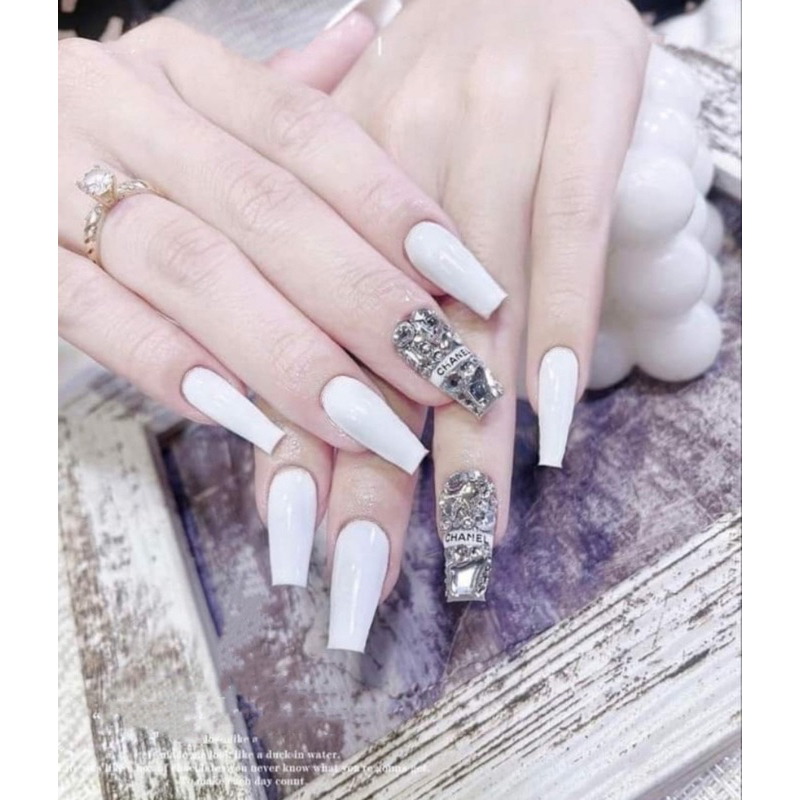 Móng tay giá đính đá màu trắng
