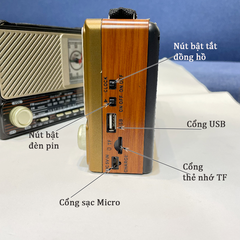 Đài radio FM kiêm loa bluetooth DAICAT DC 402BT có đồng hồ xem giờ, chạy pin sạc cắm các cổng USB, thẻ nhớ TF, đèn pin