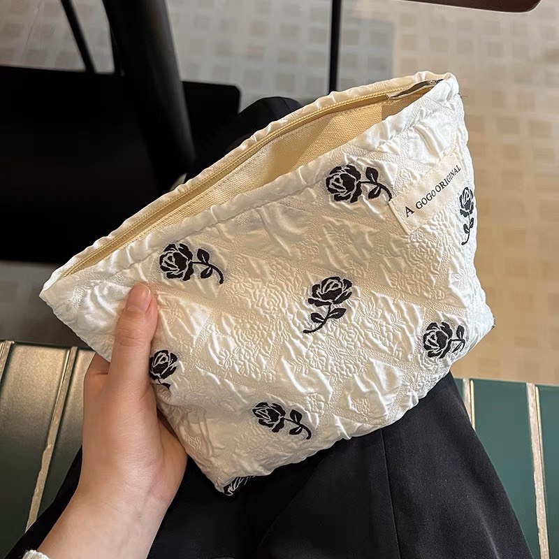 Túi đựng mỹ phẩm, túi đựng đồ trang điểm in hoạ tiết hoa hồng có khoá kéo du lịch