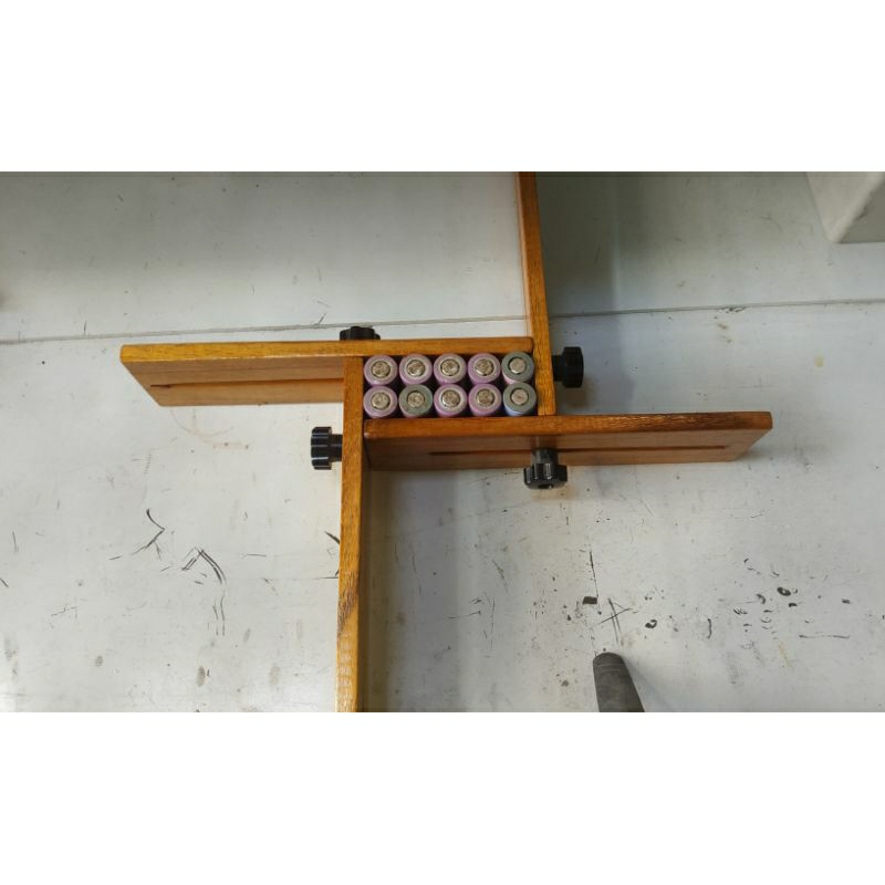 Khuôn đóng cell pin, khung giữ cố định  cell pin 13x13 cell có thể điều chỉnh.