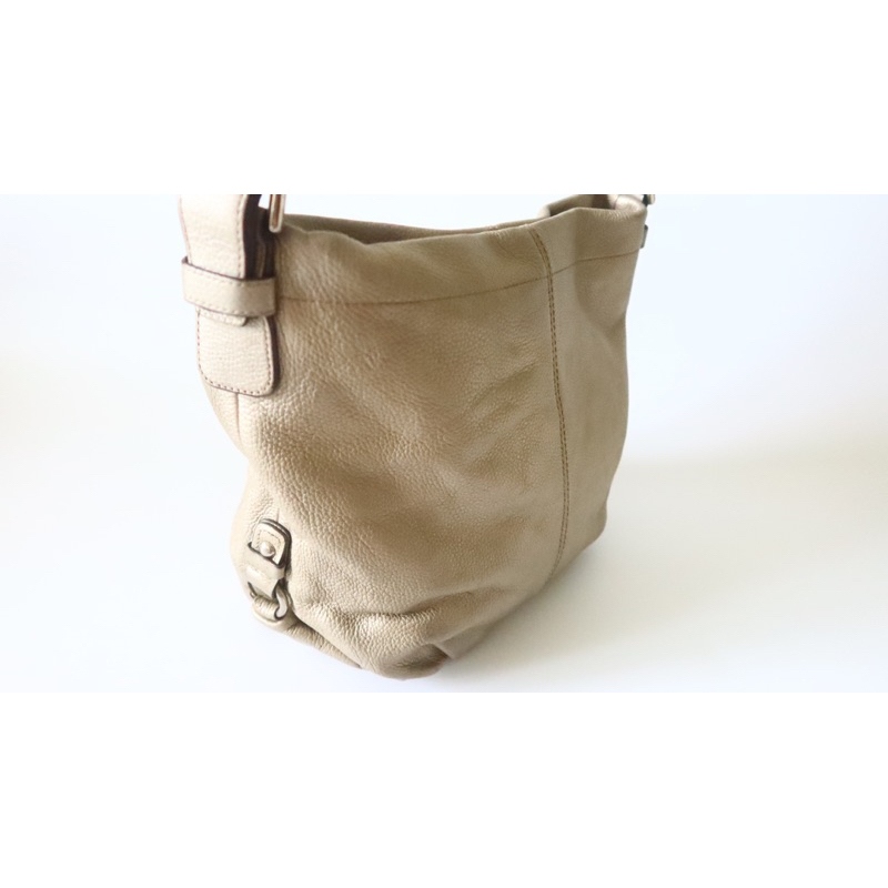 Túi đeo vai vintage Coach màu vàng nhạt nhũ - secondhand