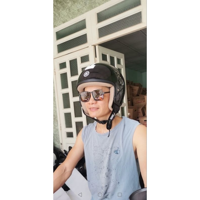 Nón mũ bảo hiểm Yamaha tròn đen không kính che mặt. có trầy xước.