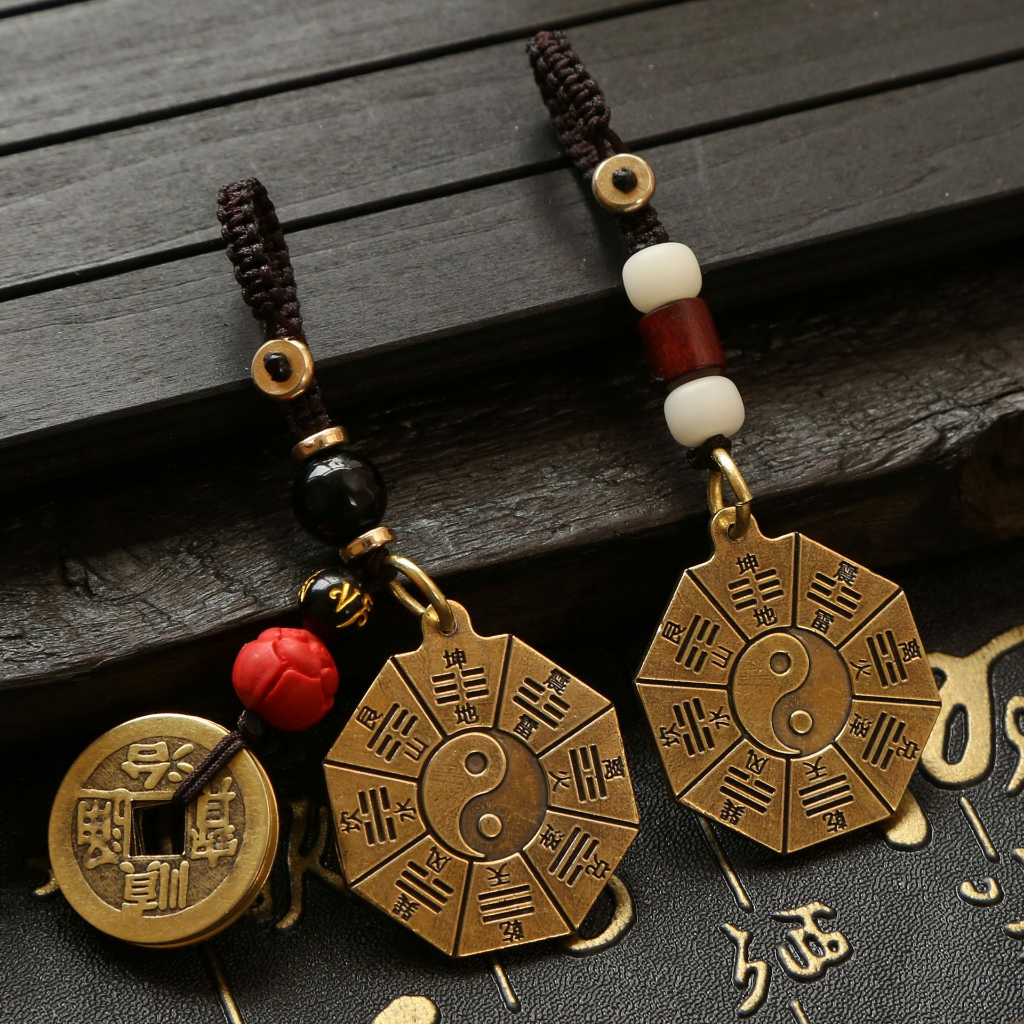 Móc khóa bằng đồng thau - Hình bát qoái - Dây hoa sen ngũ đế - May mắn bền đẹp.
