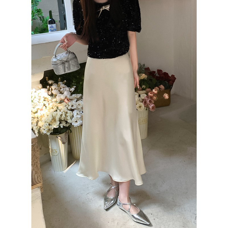 Chân váy lụa dáng dài đuôi cá nhẹ tênh mát mẻ sang chảnh