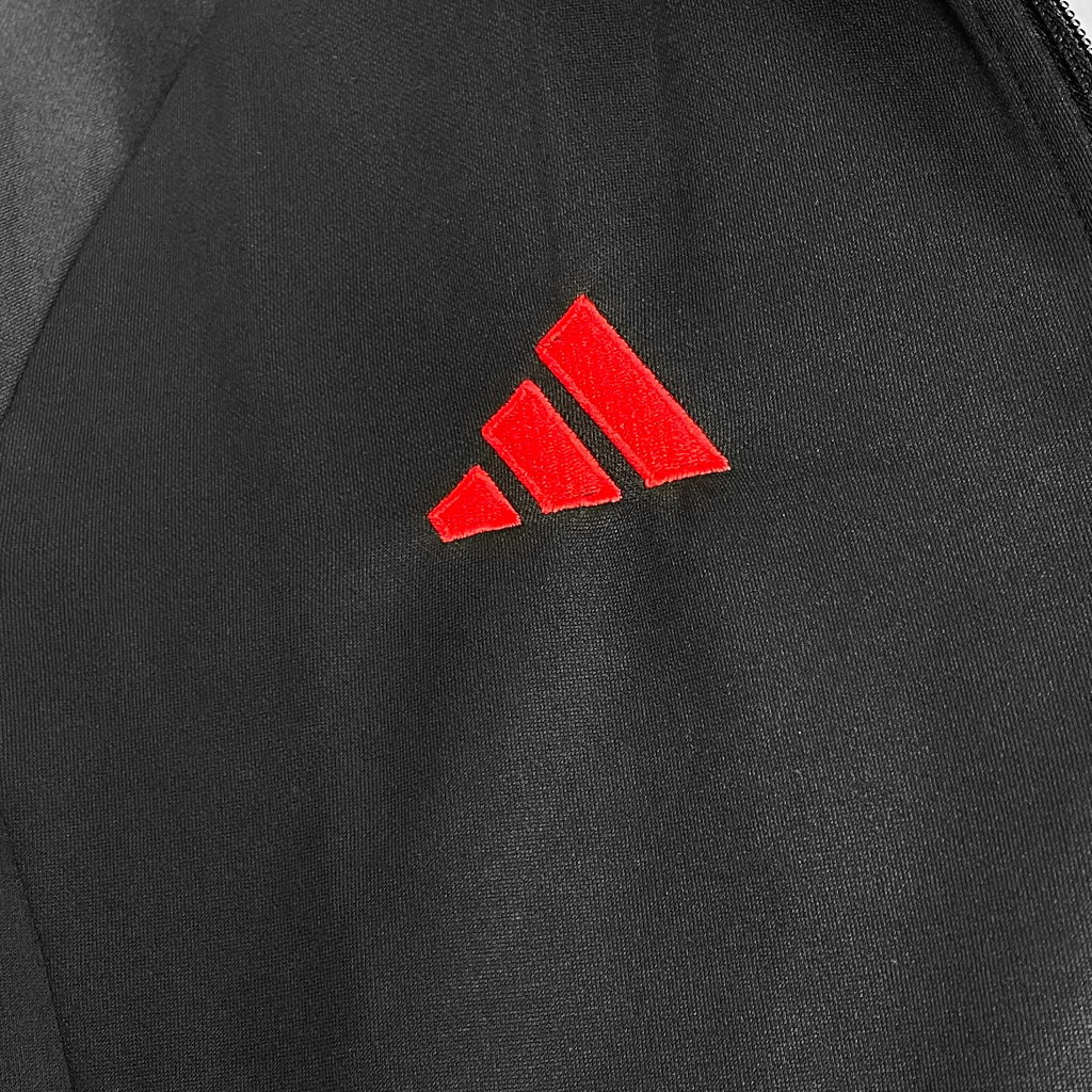 Áo khoác training MU- đen khuỷ tay xanh lá