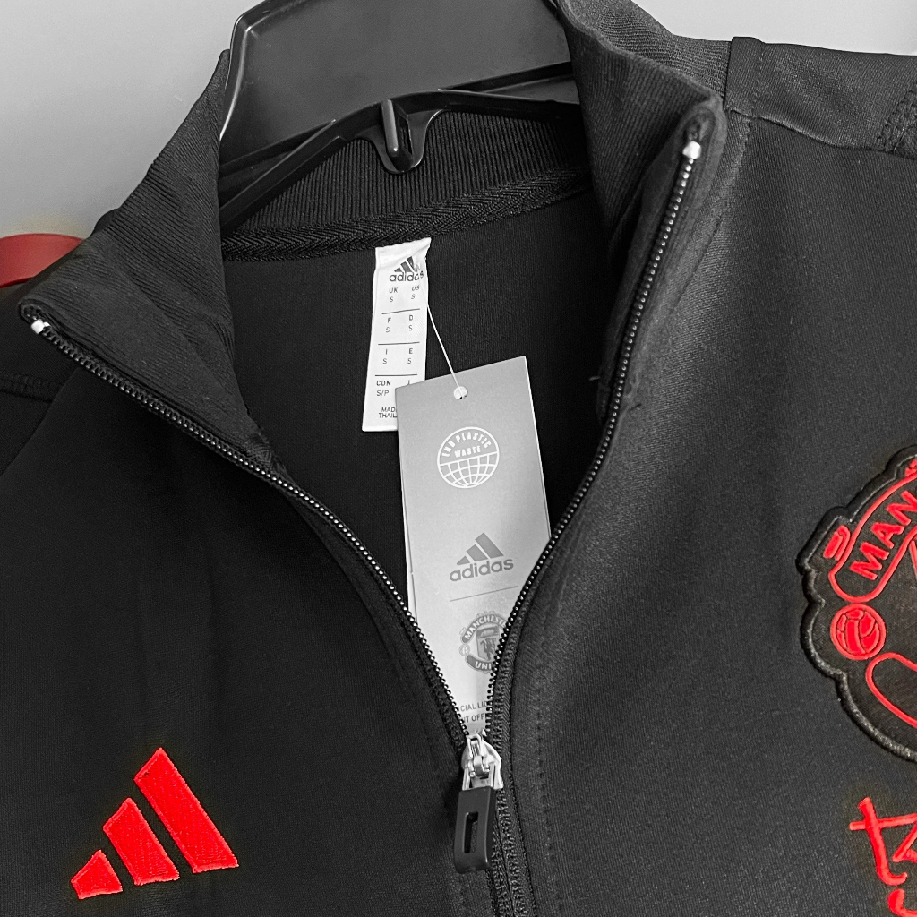 Áo khoác training MU- đen khuỷ tay xanh lá