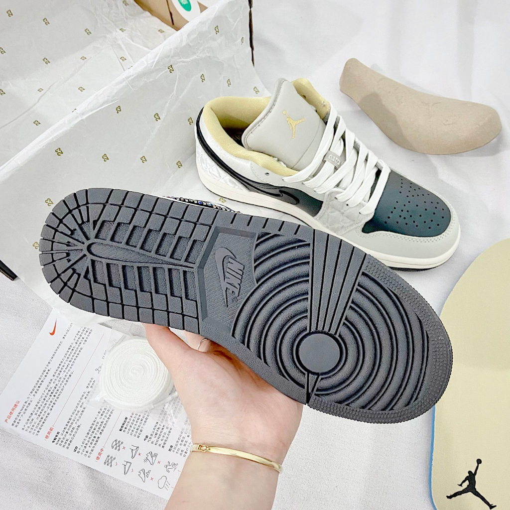 Giày thể thao Jordan 1 Low Beaded swoosh, Giày JD1 vạch đính đá