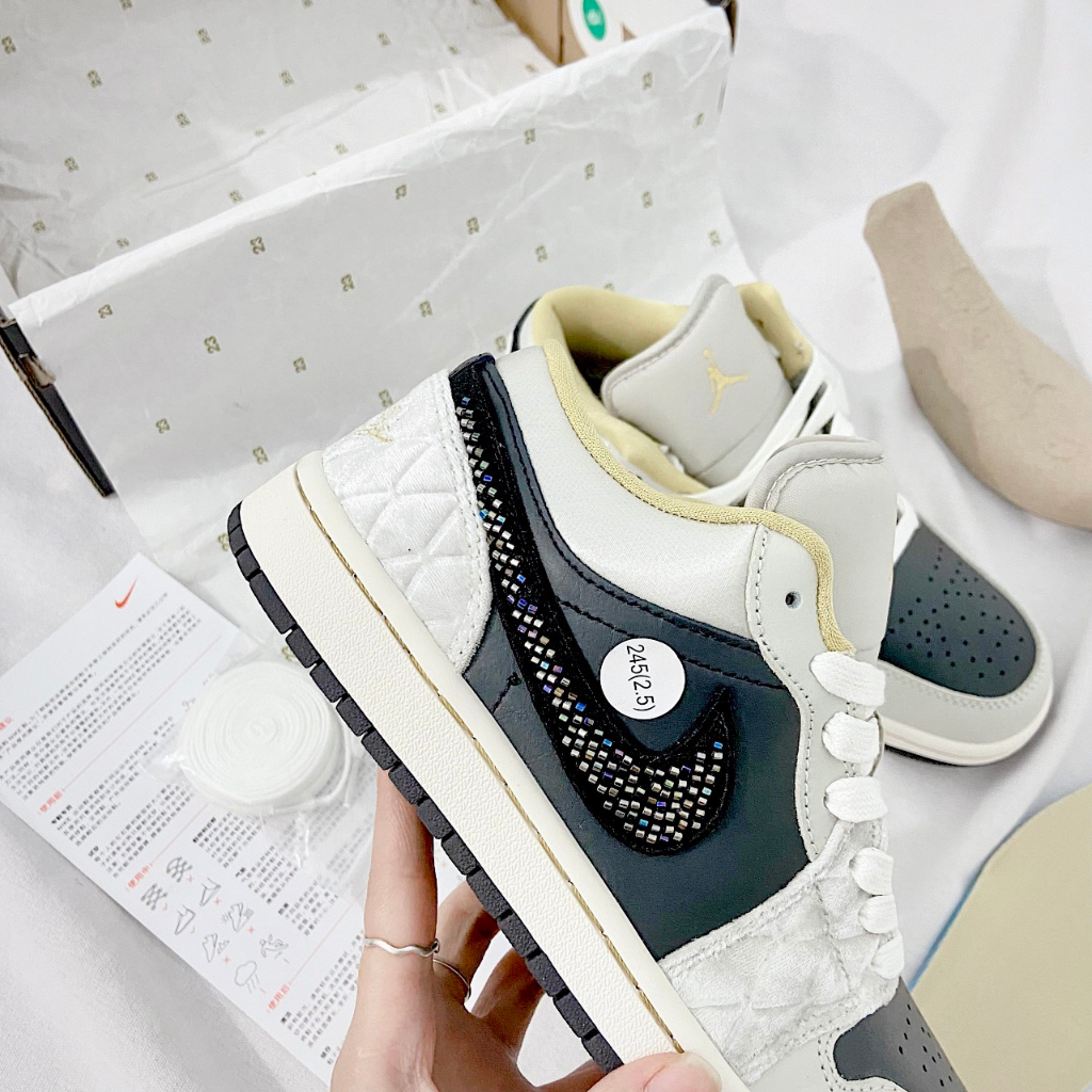 Giày thể thao Jordan 1 Low Beaded swoosh, Giày JD1 vạch đính đá