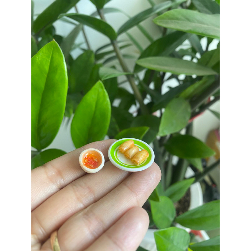 mô hình dĩa chả giò mini bằng đất sét 1/12 rất nhỏ
