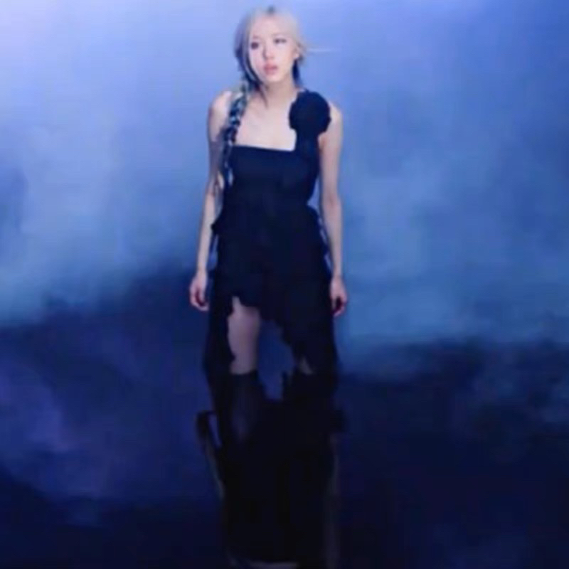 Đầm đen hoa tua rua trong MV Pink Venom giống Rosé Blackpink