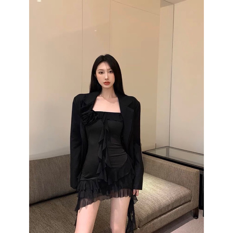 Đầm đen hoa tua rua trong MV Pink Venom giống Rosé Blackpink