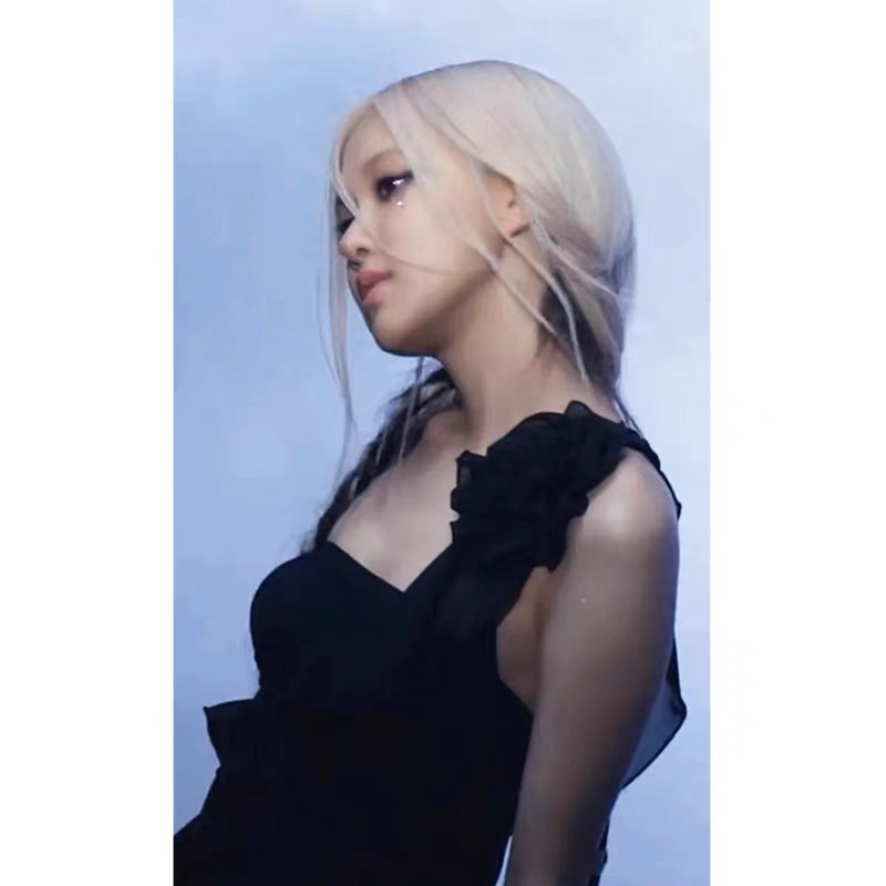 Đầm đen hoa tua rua trong MV Pink Venom giống Rosé Blackpink