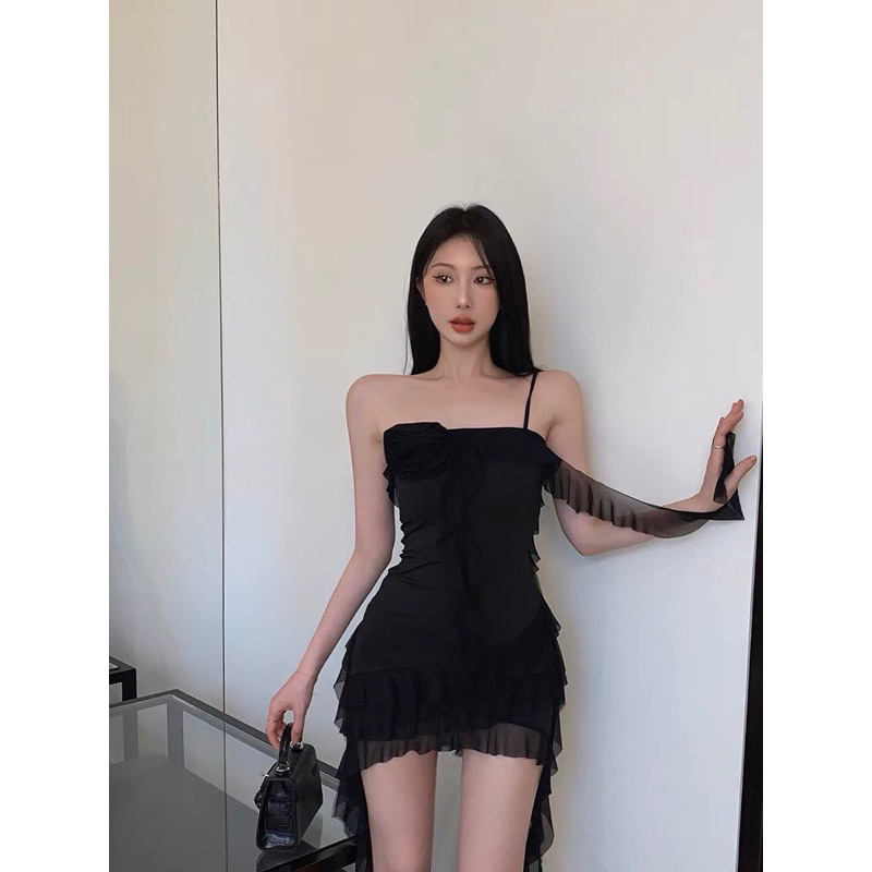 Đầm đen hoa tua rua trong MV Pink Venom giống Rosé Blackpink