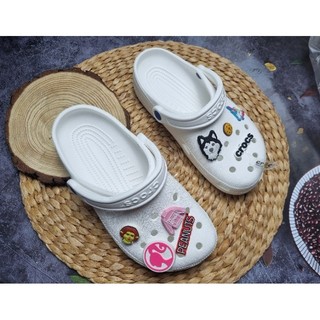 Crocs classic tặng 10 jbiz
