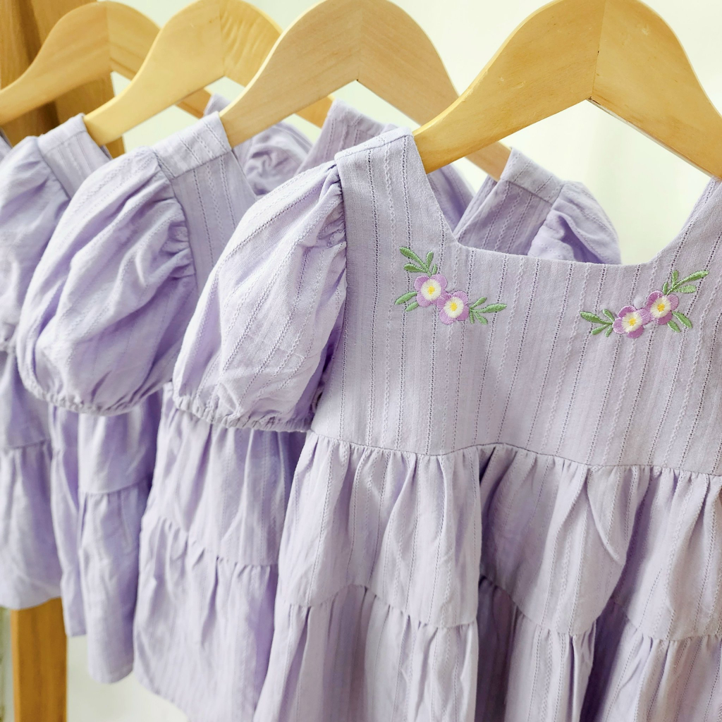 Váy tím pastel HM dư xịn bé gái. Mềm-nhẹ-siêu mát- siêu thấm hút, thêu hoa tinh tế, xinh lắm. Size 1-6Y