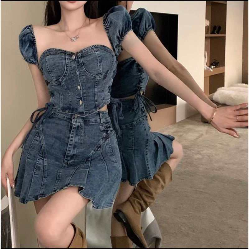 Set áo và chân váy jean xếp ly xoè cột dây eo tay phồng đính nút siêu hot phong cách Hàn Quốc