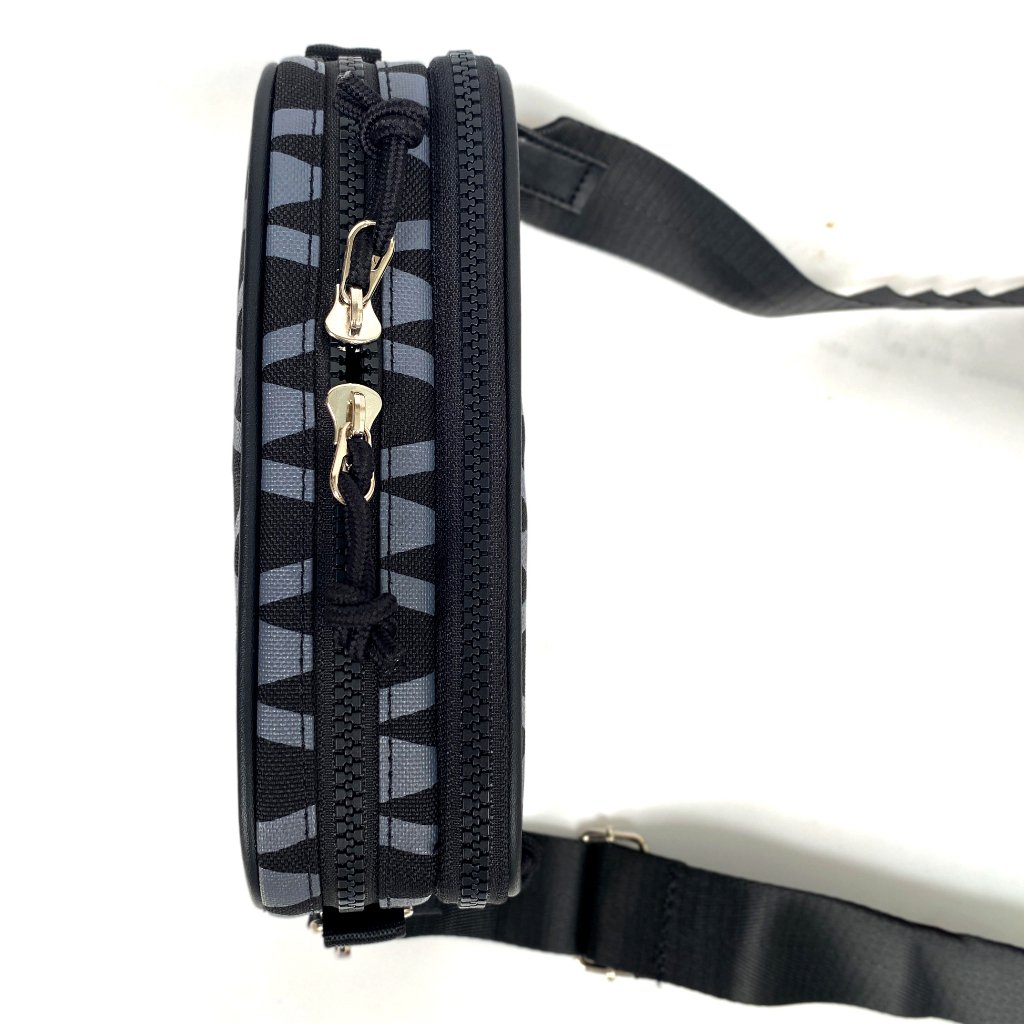 Túi đeo chéo nam nữ thêu gấu Who.au Steve mini form ngang 2 ngăn kèm túi tiddi sành điệu hàng xuất dư cao cấp