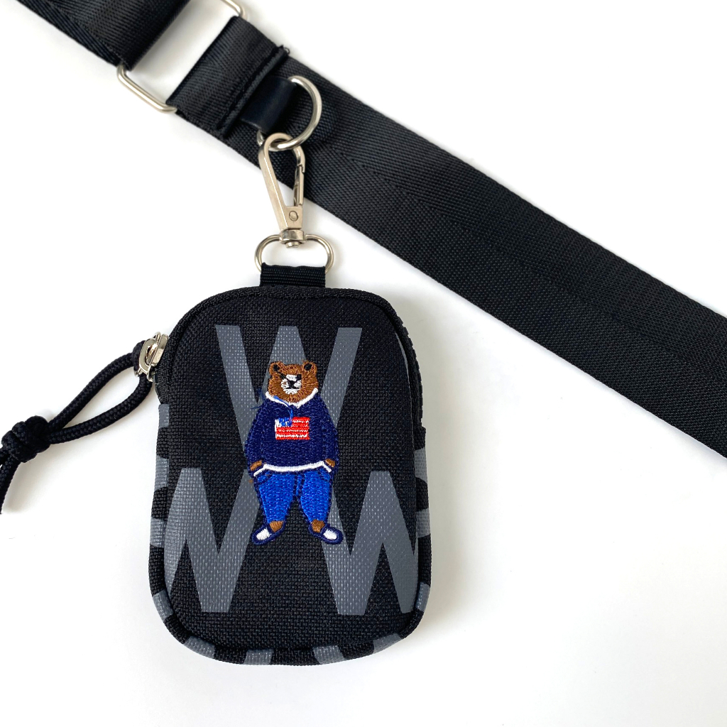 Túi đeo chéo nam nữ thêu gấu Who.au Steve mini form ngang 2 ngăn kèm túi tiddi sành điệu hàng xuất dư cao cấp