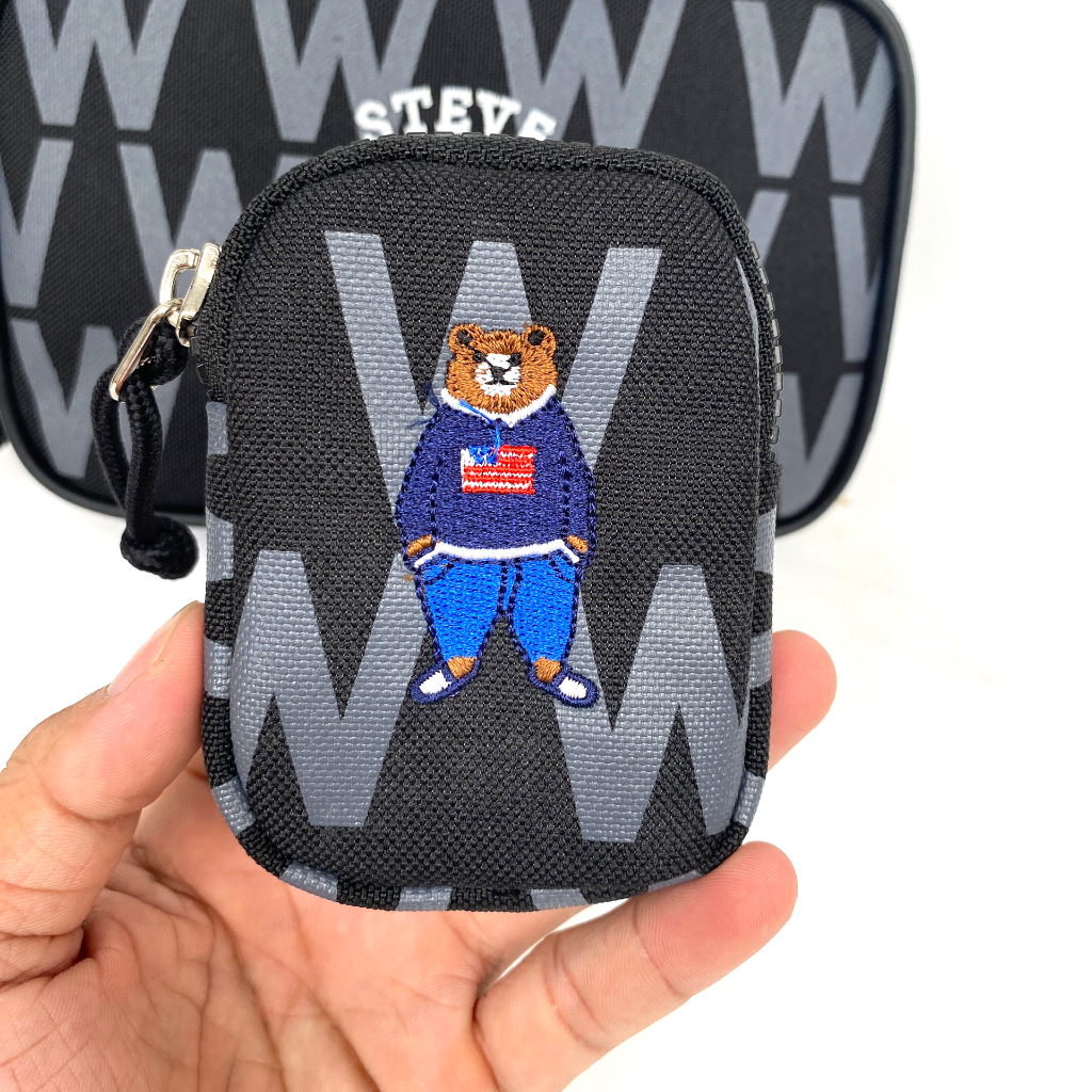 Túi đeo chéo nam nữ thêu gấu Who.au Steve mini form ngang 2 ngăn kèm túi tiddi sành điệu hàng xuất dư cao cấp