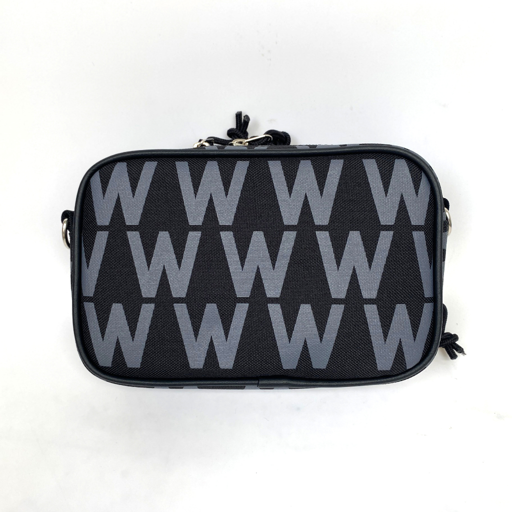 Túi đeo chéo nam nữ thêu gấu Who.au Steve mini form ngang 2 ngăn kèm túi tiddi sành điệu hàng xuất dư cao cấp