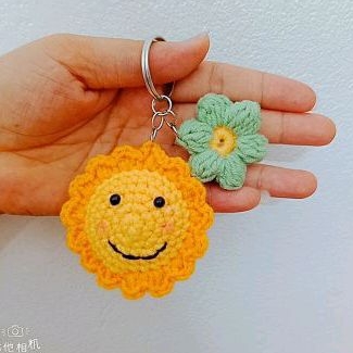 Móc khóa hoa mặt trời bằng len