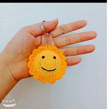 Móc khóa hoa mặt trời bằng len