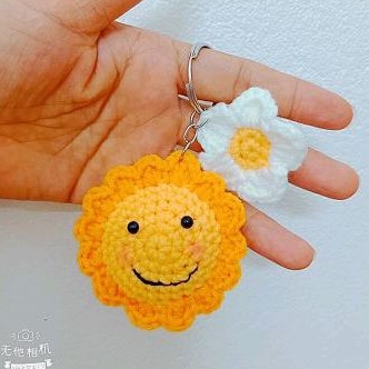 Móc khóa hoa mặt trời bằng len