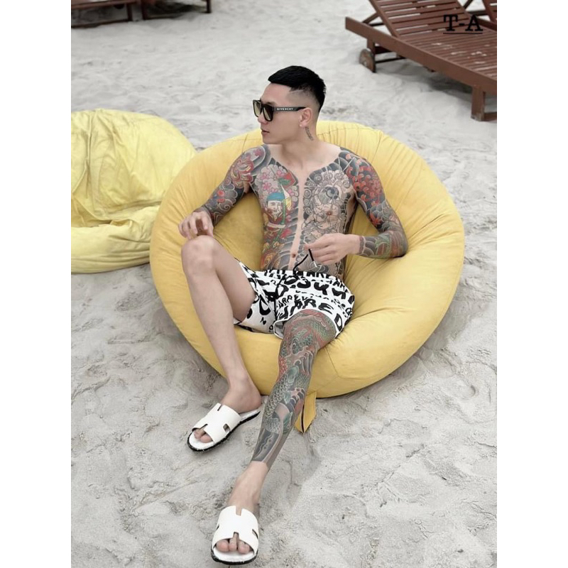 Quần short nam DSQ2 vải gió hoạ tiết vân chữ monogram đen trắng cạp chun kèm dây thắt thoáng mát