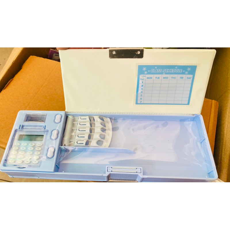 Bóp hộp đựng viết nhựa hít 2 ngăn có kèm máy tính nhỏ