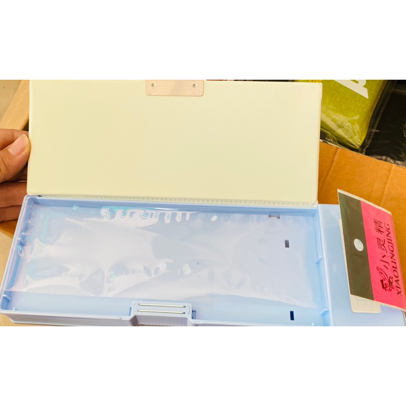 Bóp hộp đựng viết nhựa hít 2 ngăn có kèm máy tính nhỏ