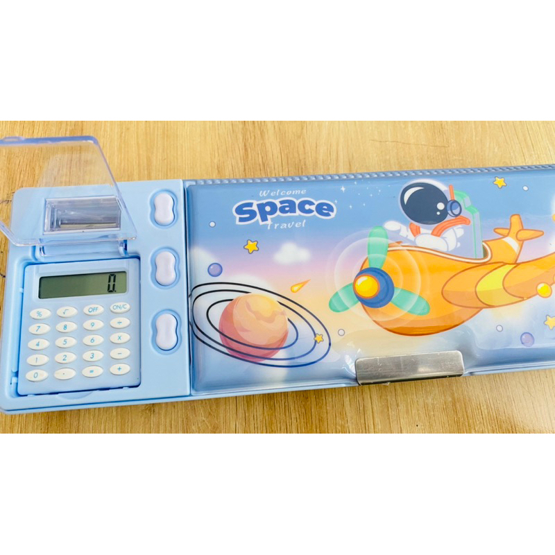 Bóp hộp đựng viết nhựa hít 2 ngăn có kèm máy tính nhỏ