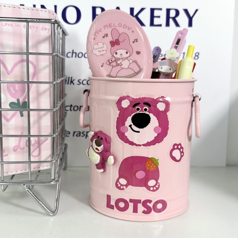 Xô/ ống đựng bút gấu dâu kèm sticker gấu dâu