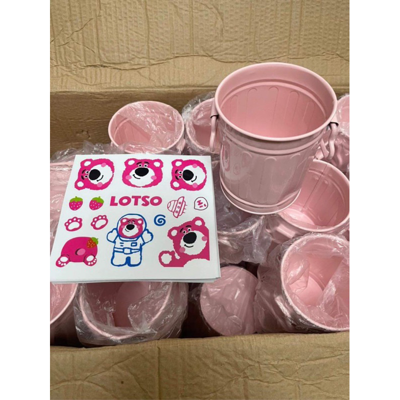 Xô/ ống đựng bút gấu dâu kèm sticker gấu dâu